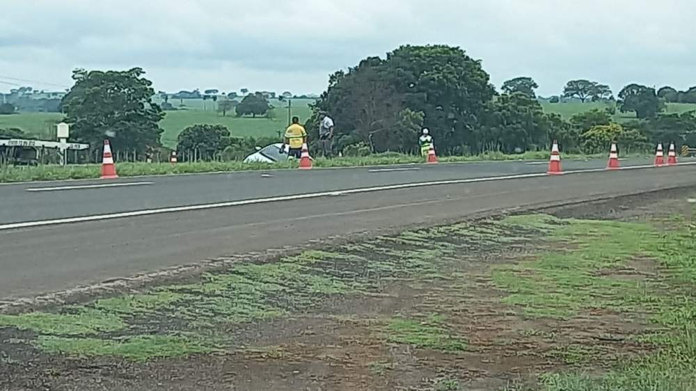 Estouro de pneu causa acidente na Rondon