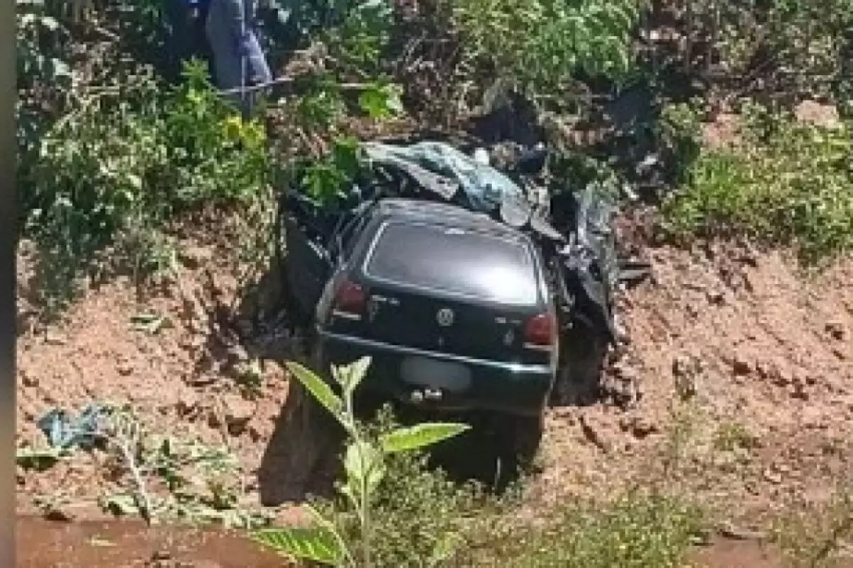 Homem morre após acidente e queda em ribanceira 