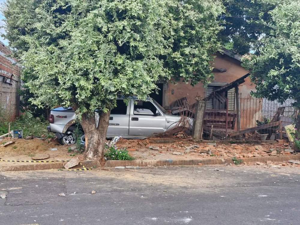 Motorista morre ao bater em casa em Castilho