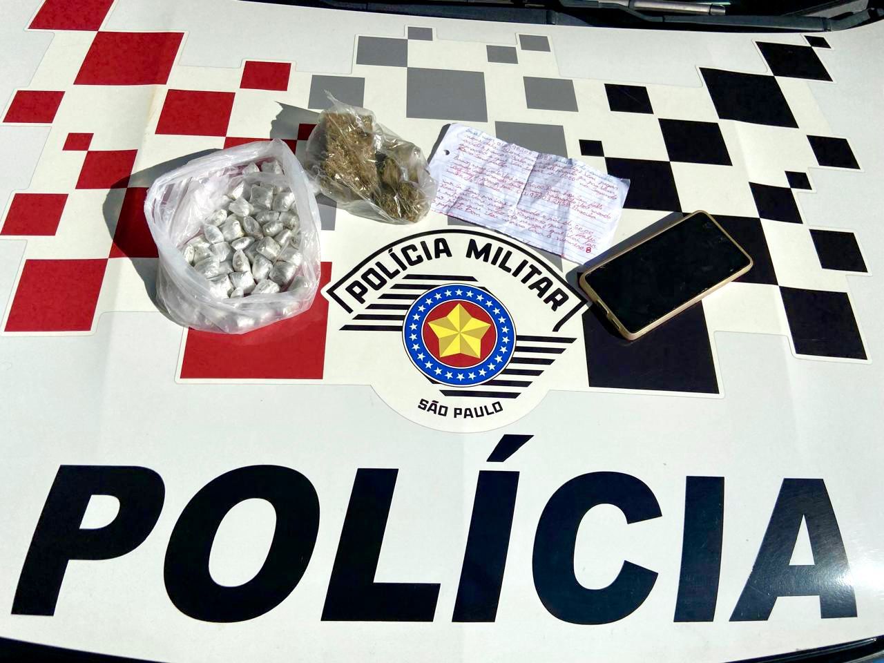 Policia Militar prende mulher por tráfico de drogas em rodoviária de Mirandópolis