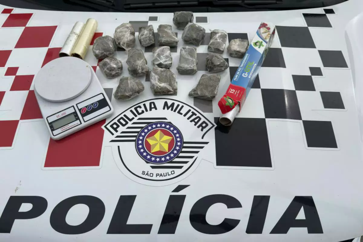 Polícia prende suspeito de tráfico e apreende drogas