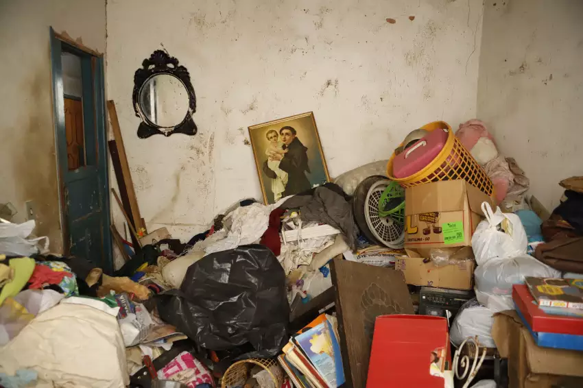 Acumulador compulsivo juntou 15 caminhões de resíduos em casa