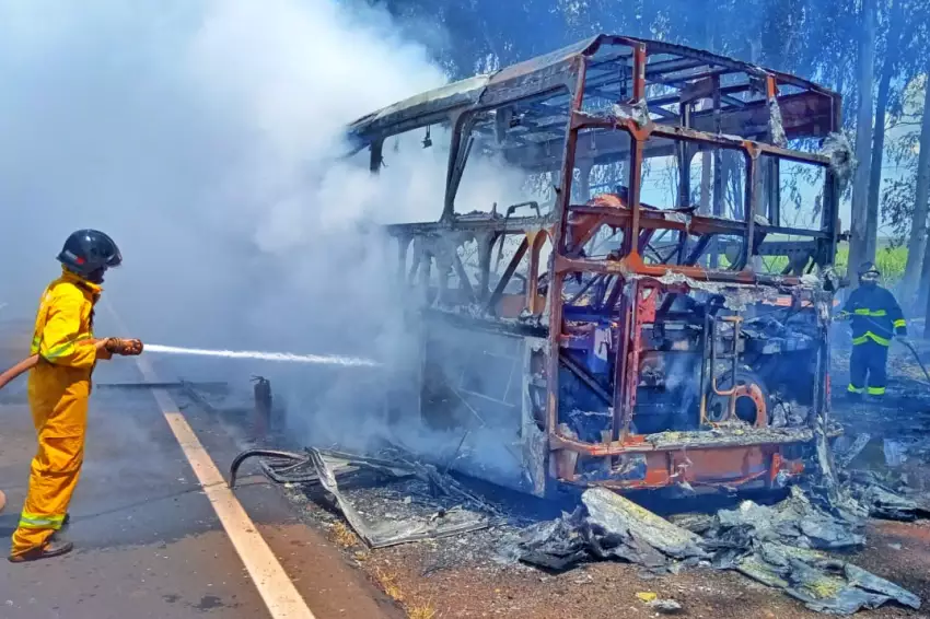Ônibus é destruído por fogo em rodovia de Castilho
