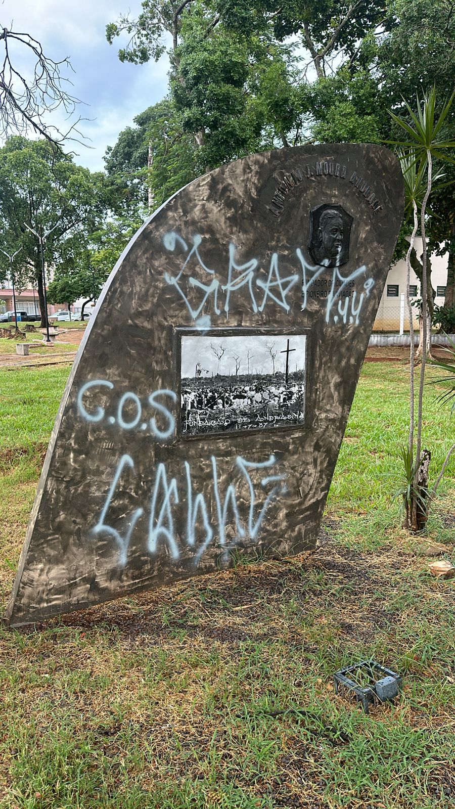 Monumento em homenagem ao Rei do Gado é alvo de vandalismo em Andradina