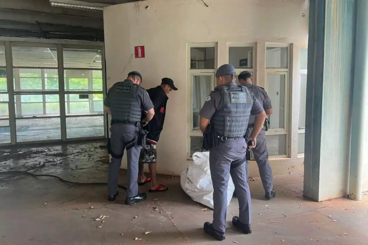 Homem é flagrado furtando fios em prédio público desativado em Andradina