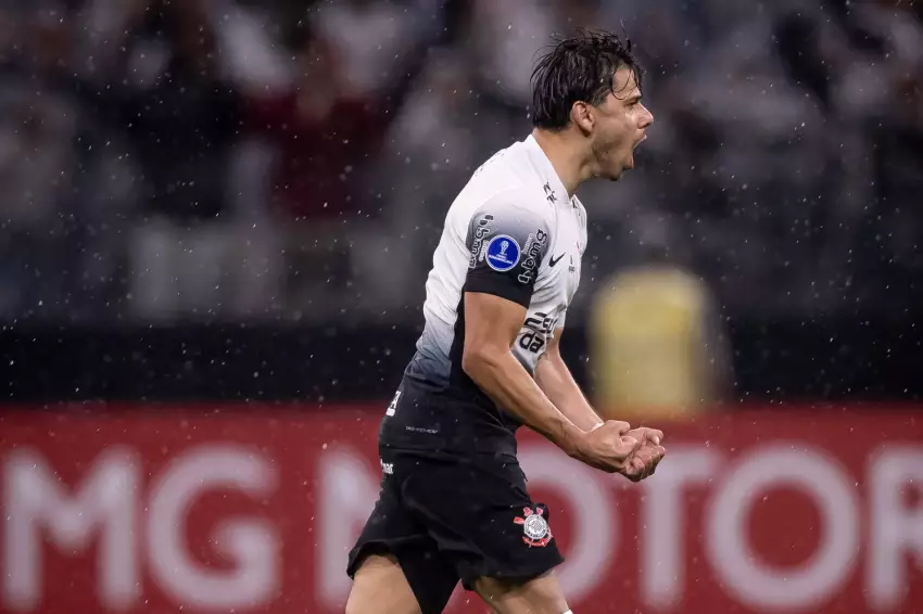 Corinthians vence no sufoco e entra na briga da Sul-Americana