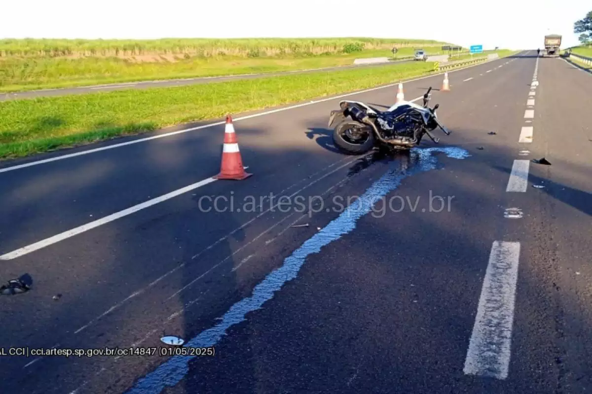 Motociclista morre em colisão traseira com carreta na SP-300