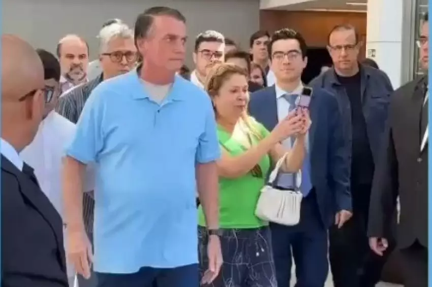 Bolsonaro recebe alta e deixa hospital três semanas após cirurgia