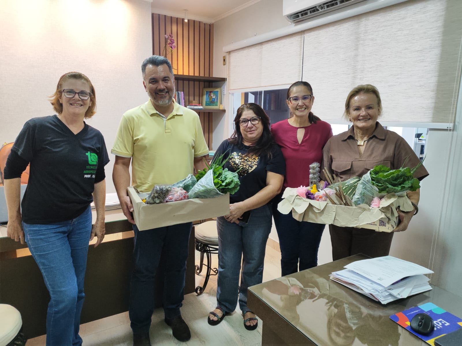 Secretária recebe cesta da “fazenda escola”