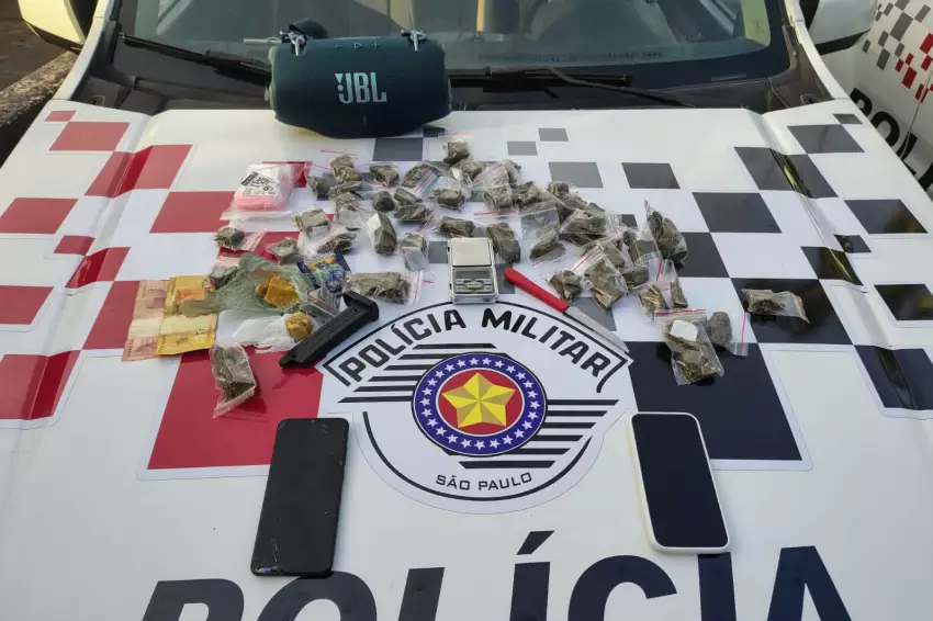 Adolescente foge da PM, bate em viatura e é detido por tráfico