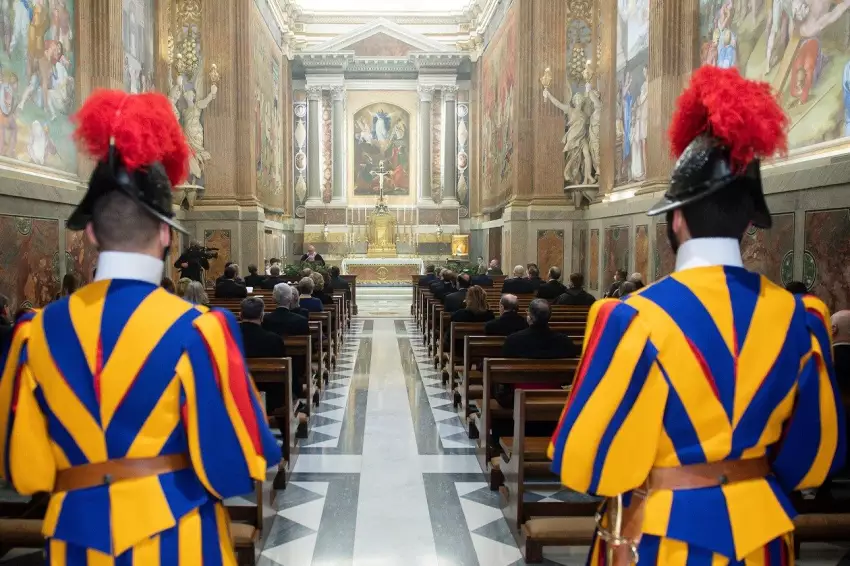 Funcionários do Conclave prestam juramento de sigilo no Vaticano