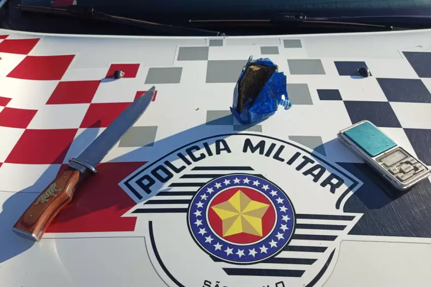Suspeito fica nervoso ao ver PM e é detido por tráfico de drogas