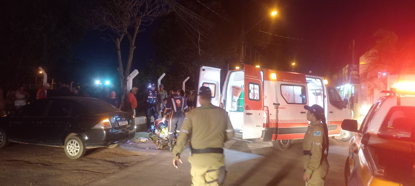 Carro atropela bicicleta elétrica deixando criança e adulto feridos