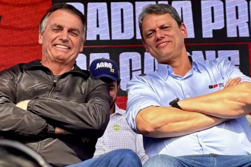 Tarcísio bajula Bolsonaro e solta um 'ihuuuu' a pedido dele