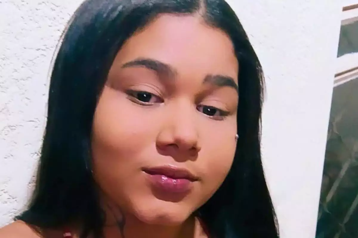 Adolescente de 17 anos é morta a tiros dentro de casa
