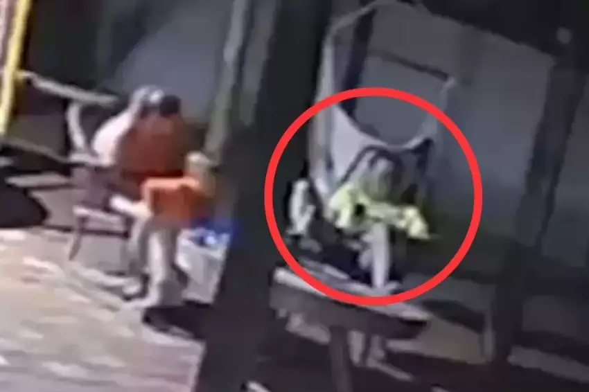 Criança mata mãe: Distraído no celular, pai não viu que filho pegou arma