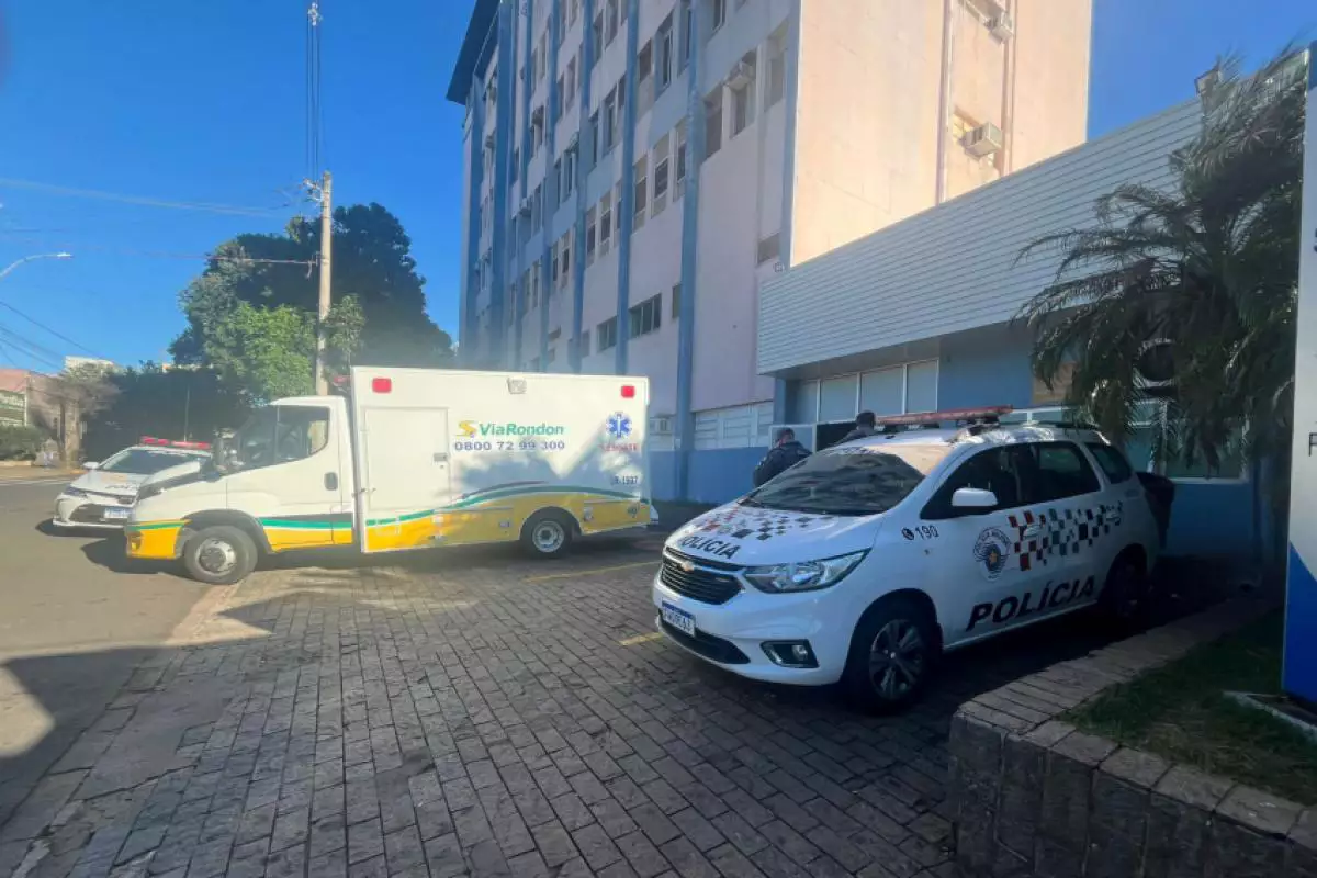 PM em moto atinge caminhão e fica em estado grave