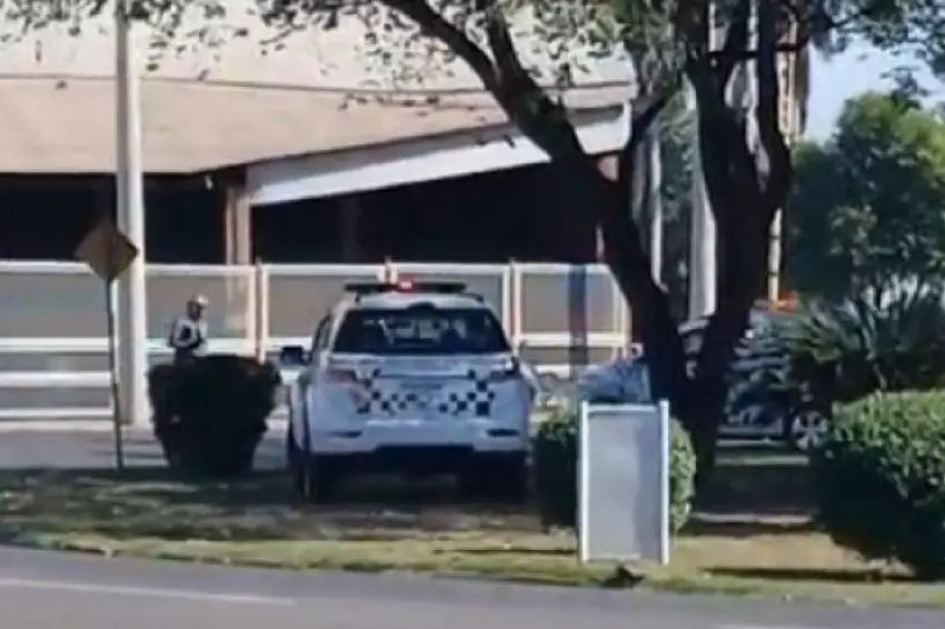 Juiz aposentado com mulher nua atropela ciclista