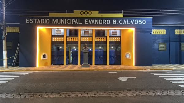 Iluminação Led da porta do estádio municipal de Andradina é destruída por vândalos