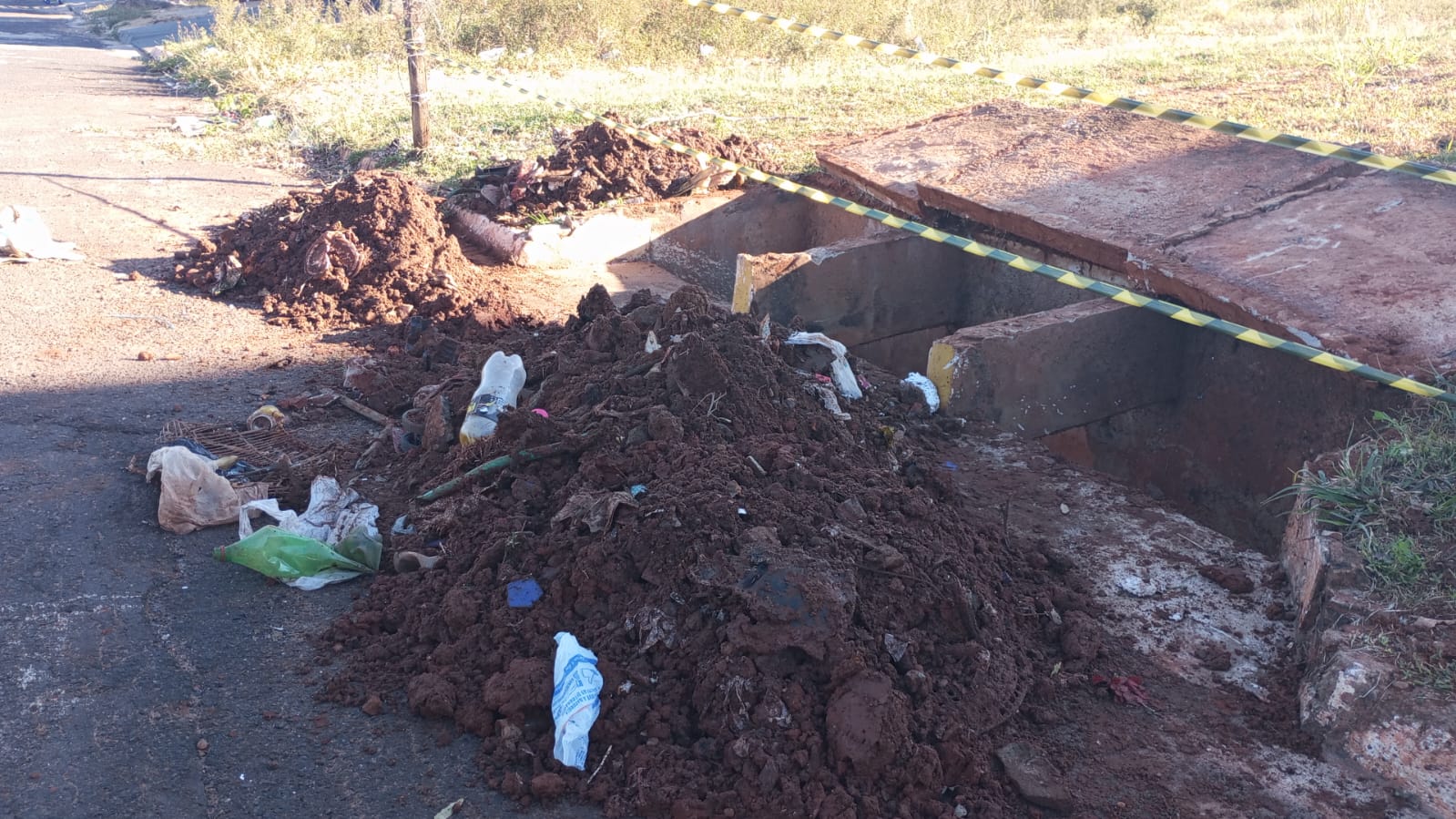 Prefeitura de Andradina faz limpeza de bueiros