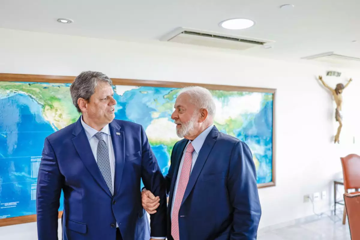 Pesquisa: Lula lidera no 1º turno e empata com Tarcísio no 2º