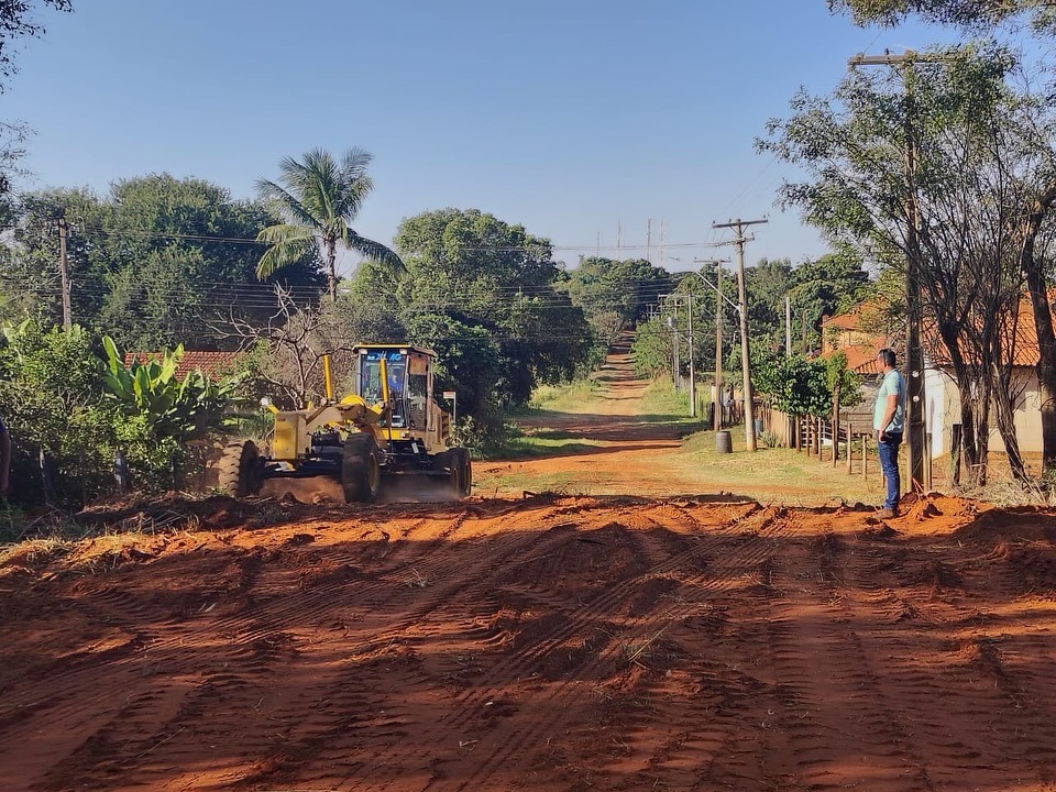 Prefeitura de Andradina abre passagem de nível em Paranápolis