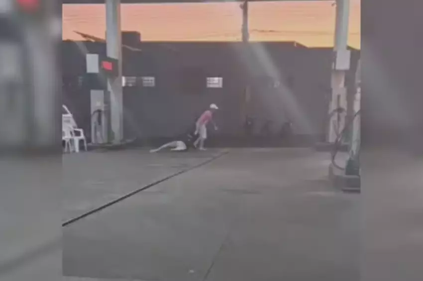 Homem é preso após espancar e arrastar mulher em posto