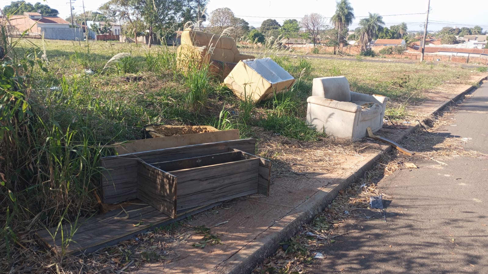 Prefeitura recolhe itens descartados no Jardim Europa