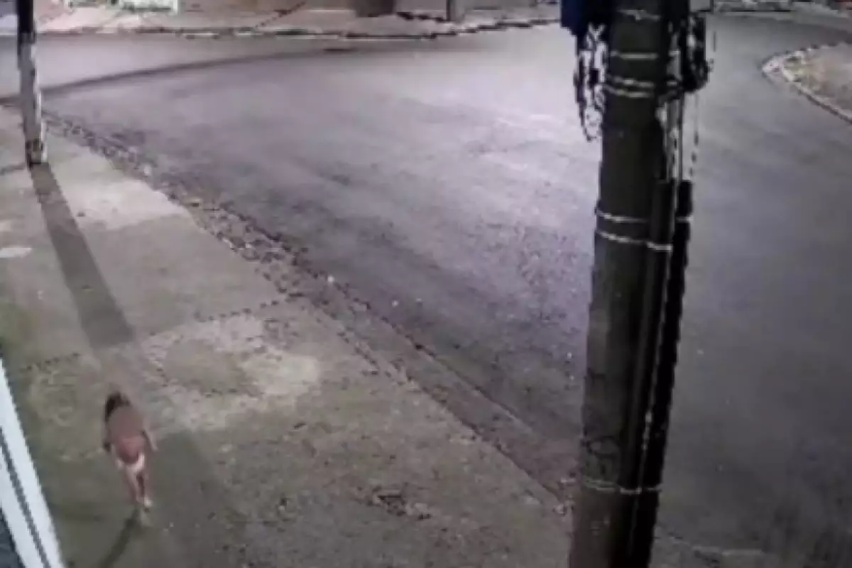 Mãe deixa filha de 3 anos sozinha para ir a baile