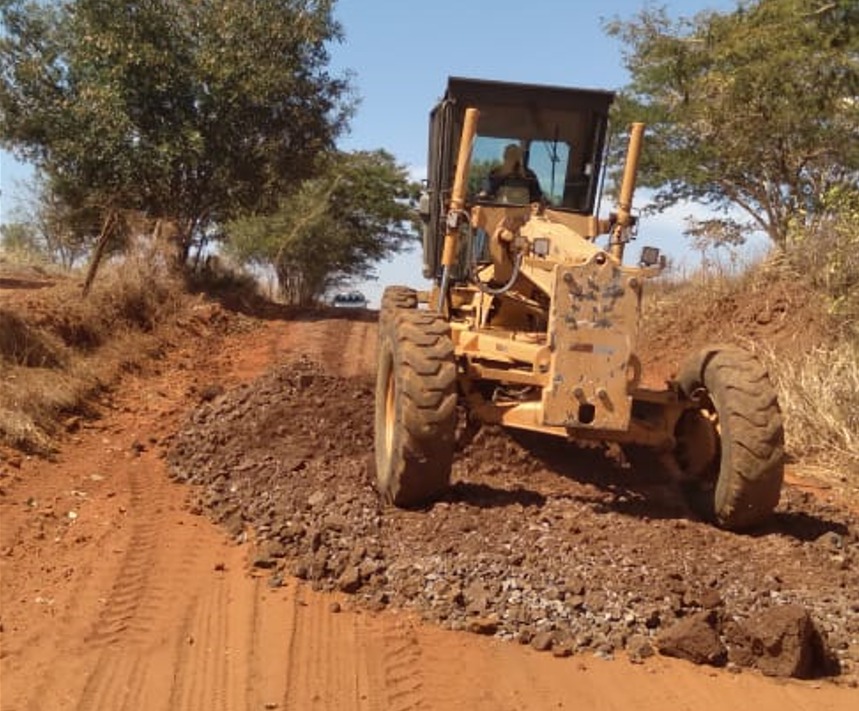 Prefeitura de Andradina recupera estradas no Timboré Palomares