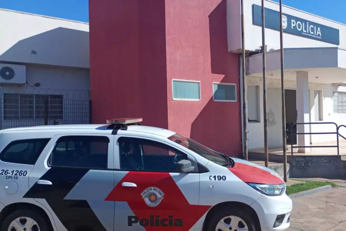 Homem agride policiais e causa tumulto em pronto-socorro