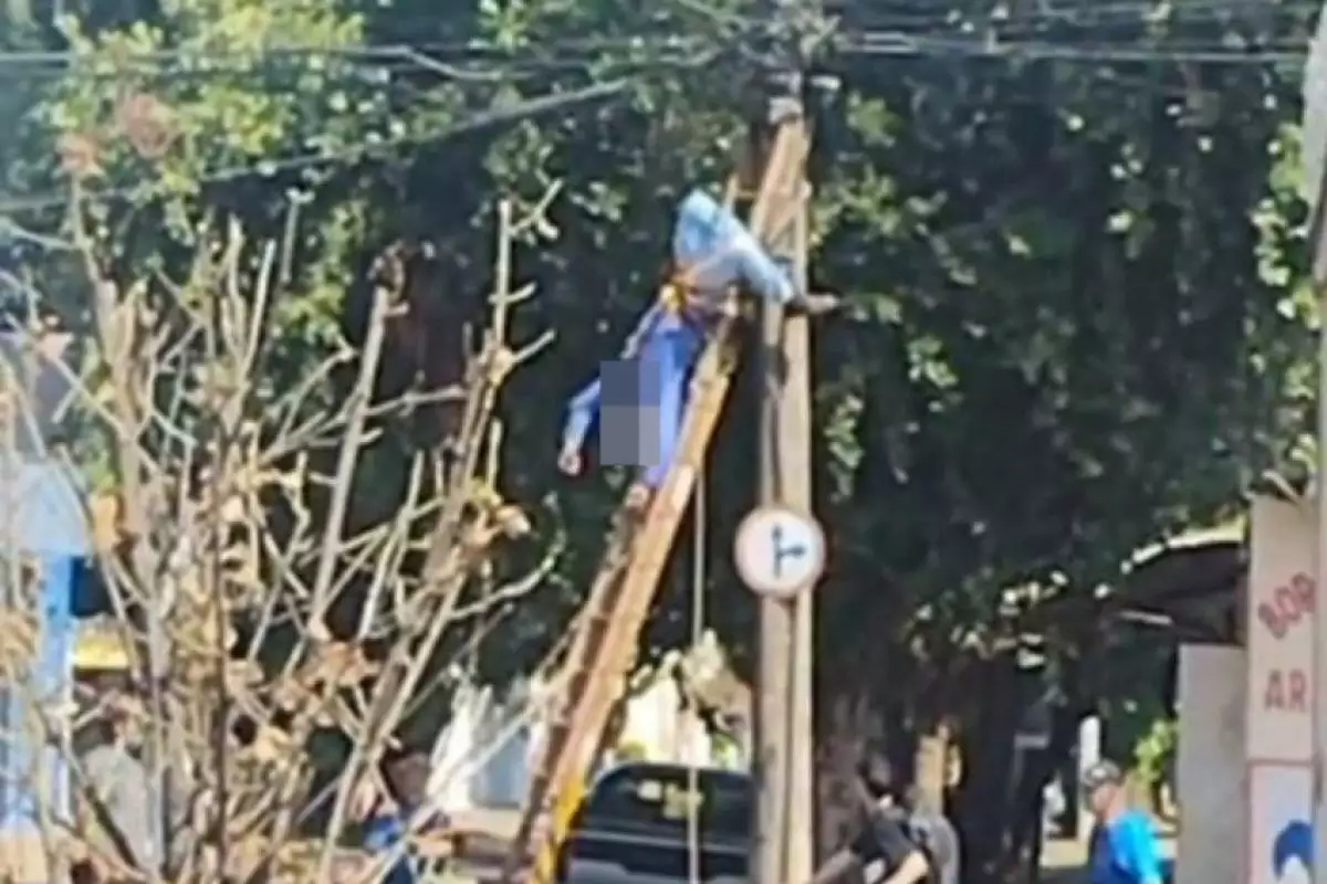 Técnico leva choque e fica pendurado em escada
