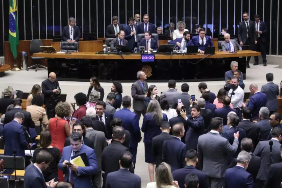 Câmara aprova urgência para projeto de anistia a golpistas