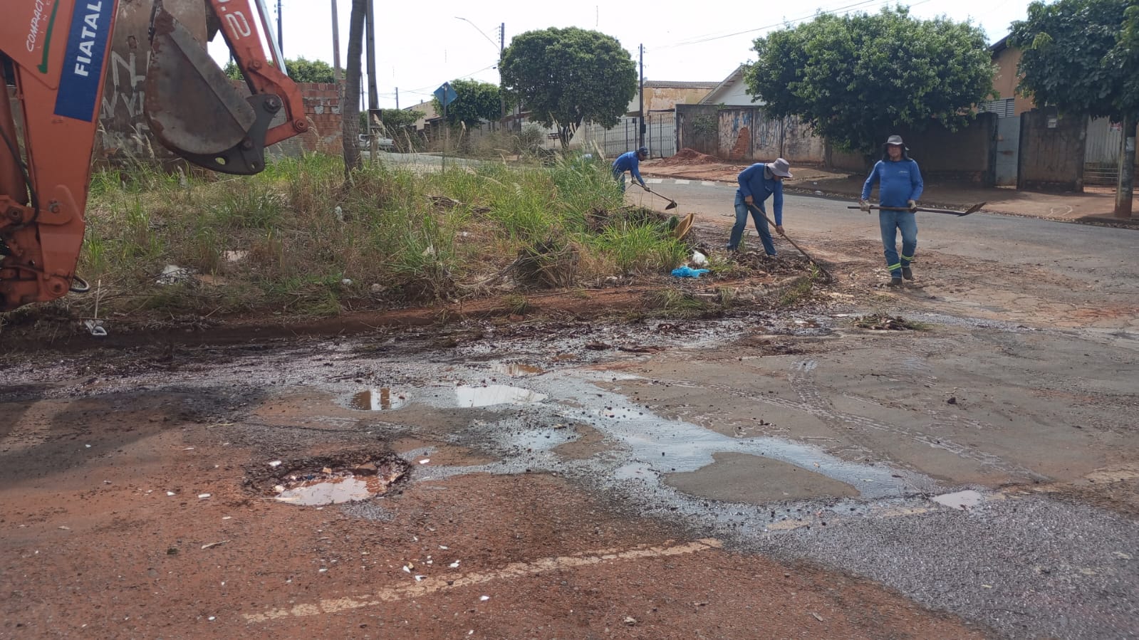 Prefeitura de Andradina realiza limpeza de guias e canteiros na cidade