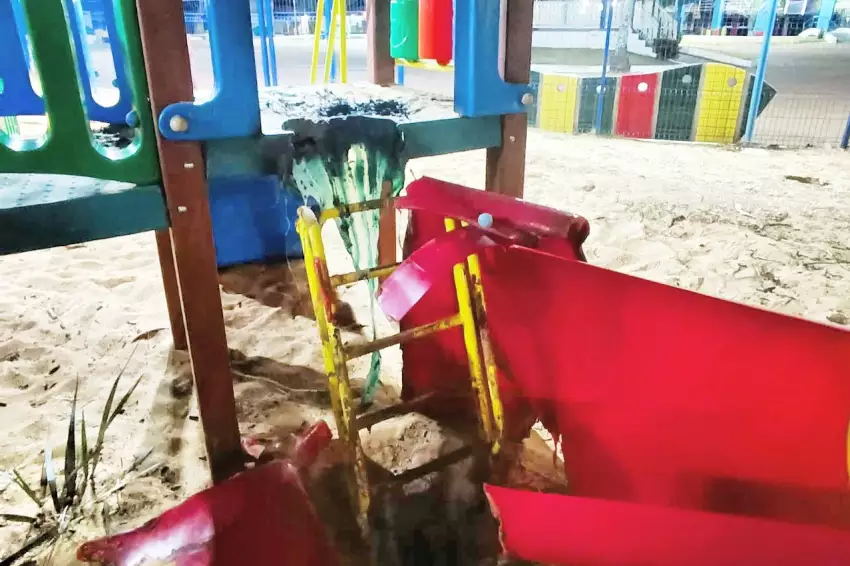 Com 'raiva' da Prefeitura de Castilho, homem coloca fogo em parque infantil