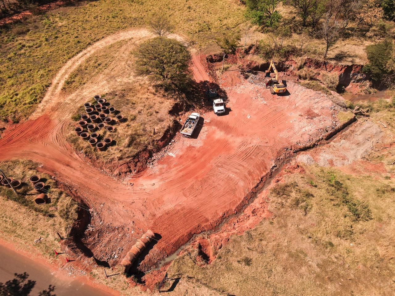 Prefeitura de Andradina realiza obra emergencial para conter erosão próxima à penitenciária