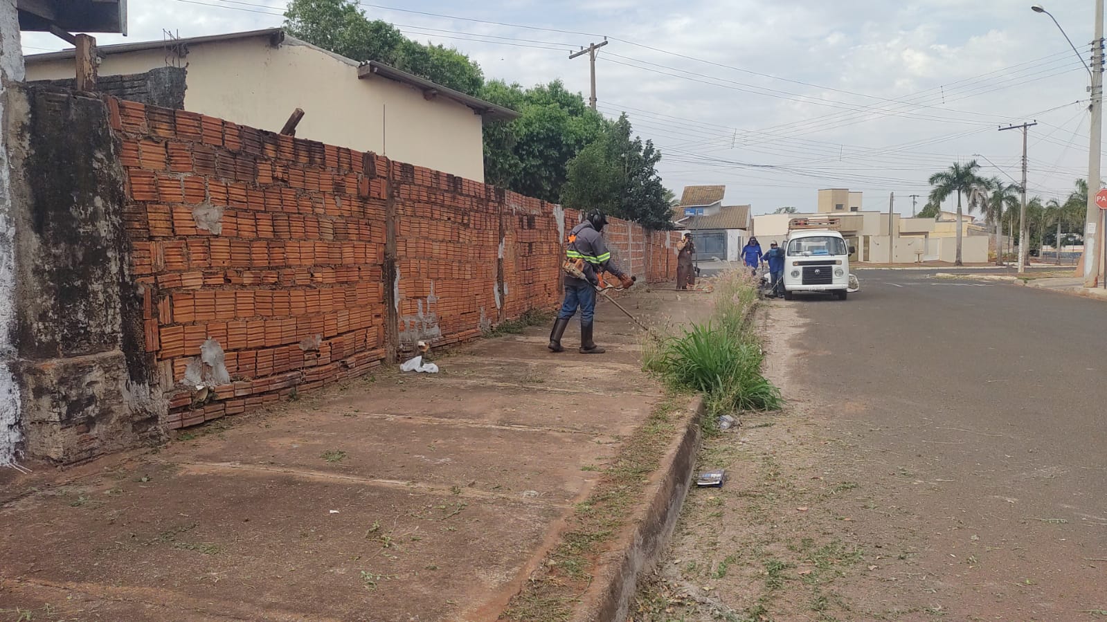 Prefeitura intensifica limpeza de mato em guias e calçadas