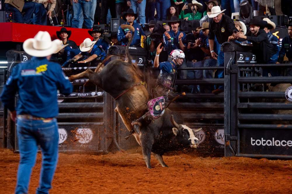 Andradinense Caio Fazan vence 2º round das montarias em touros do 32º Barretos International Rodeo