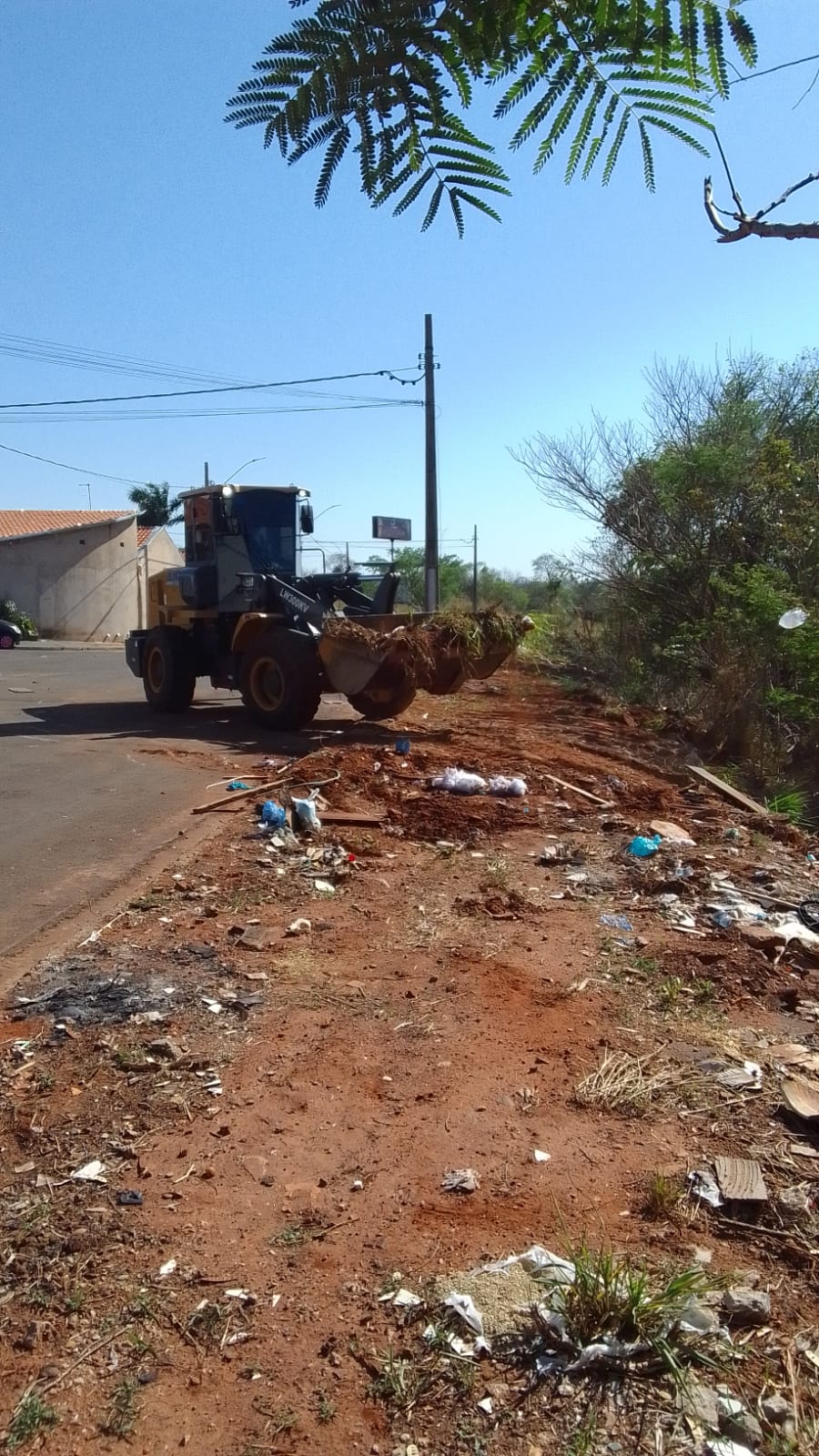 Prefeitura de Andradina intensifica limpeza e combate ao descarte irregular de entulhos no bairro Castanheiras