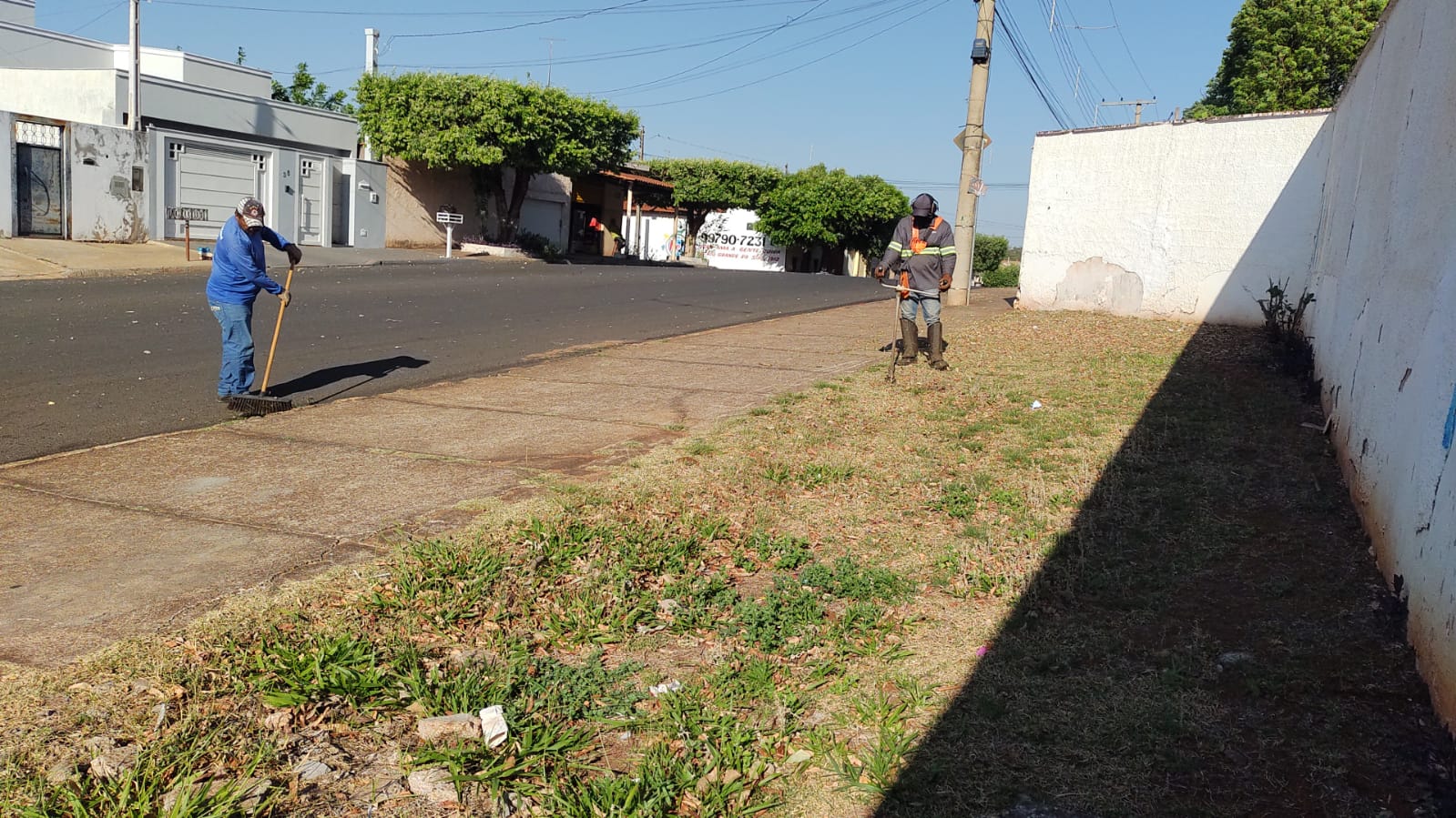 Prefeitura de Andradina intensifica limpeza de mato em áreas públicas