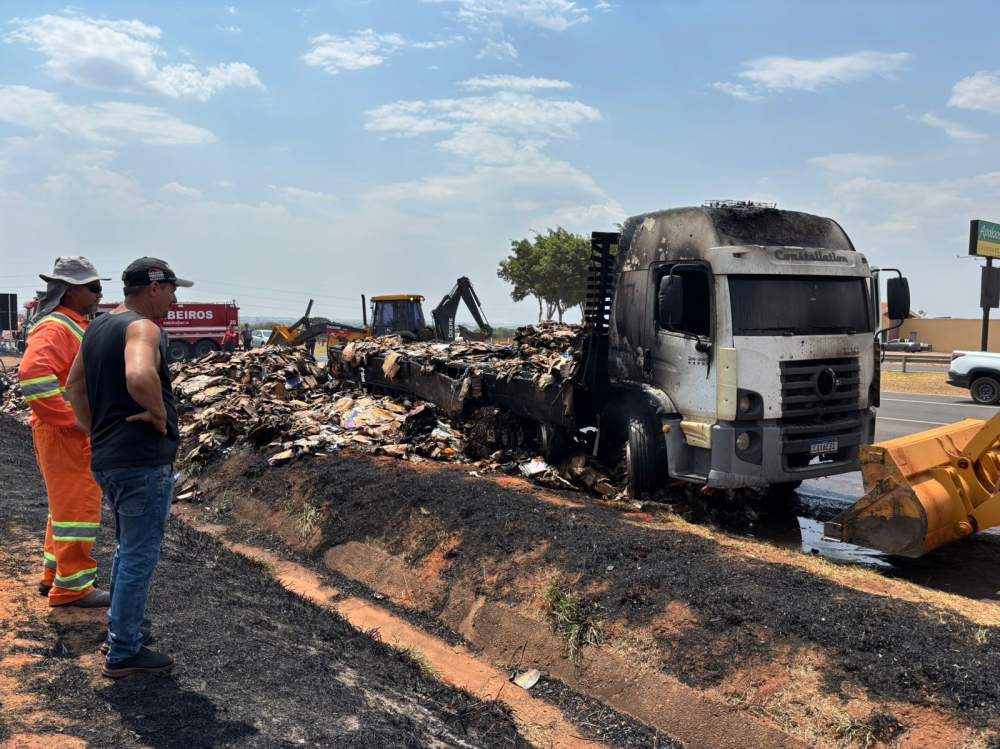 Caminhão com materiais recicláveis pega fogo na Rondon
