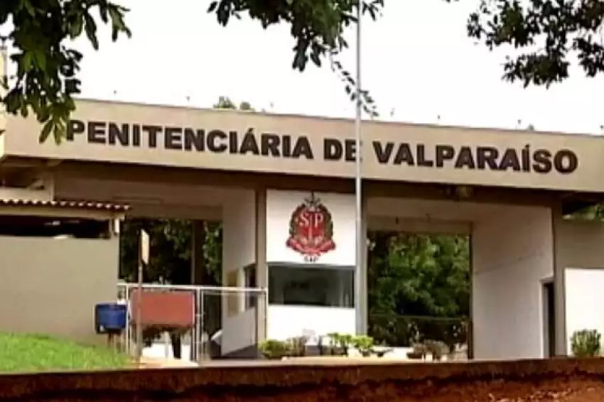 Mulher é flagrada com celulares escondidos na região pélvica
