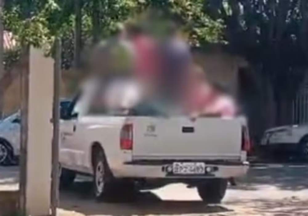 Motorista é afastado após transportar agentes de endemias em caçamba de picape