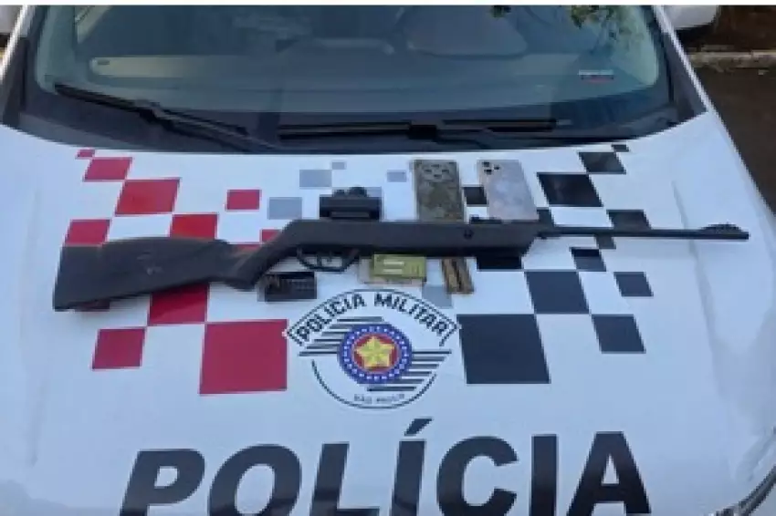 Mulher é presa com espingarda e munições em zona rural