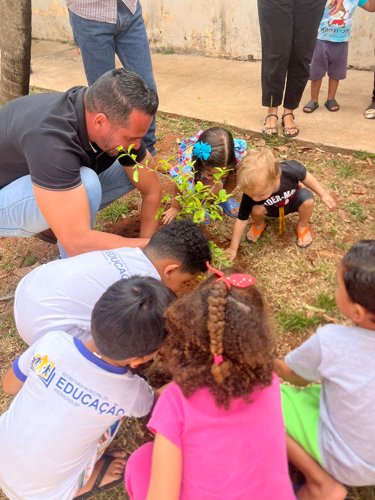Departamento de Meio Ambiente encerra ações do Dia da Árvore em Andradina com plantio no Projeto Renovo Social