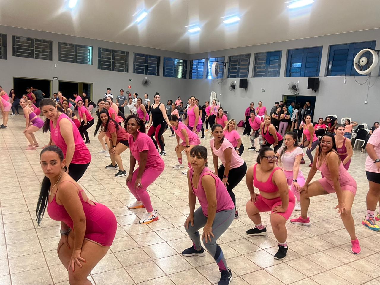 A noite dessa quarta-feira (29) foi marcada por muita energia, música e solidariedade na Fundação Educacional de Andradina. O “Aulão de Fit Dance” com o professor Alex reuniu dezenas de mulheres em um evento vibrante e cheio de significado. A iniciativa partiu dos alunos dos cursos da Fundação, com o objetivo de conscientizar as mulheres sobre a importância da prevenção ao câncer, reforçando que a melhor escolha é se prevenir.
Durante o evento, o clima foi de pura alegria e movimento. As participantes dançaram, sorriram e se envolveram com a energia contagiante da música. Além disso, houve sorteio de diversos brindes, o que tornou a noite ainda mais especial.
A entrada para o aulão foi simbólica: cada participante doou uma caixa de bombom ou uma goiabada, que serão destinadas a instituições de tratamento, reforçando o espírito solidário que marcou o encontro.
Paralelamente, as alunas do curso de Enfermagem aproveitaram o momento para convidar o público a participar da Campanha de Doação de Sangue, uma parceria entre a Fundação Educacional de Andradina, os graduandos do 6º período de Enfermagem e a ONG Matheus Vive. A iniciativa resultará em uma caravana ao Hemocentro de Araçatuba, no dia 22 de novembro de 2025, com saída às 6h da manhã, em frente à Fundação.
O convite é claro e cheio de empatia:
“Doe sangue, doe vida!”
Interessados em participar podem obter mais informações e acompanhar as ações da ONG nas redes sociais:
Instagram: @_matheus_vive
Facebook: @matheusboaventuravive