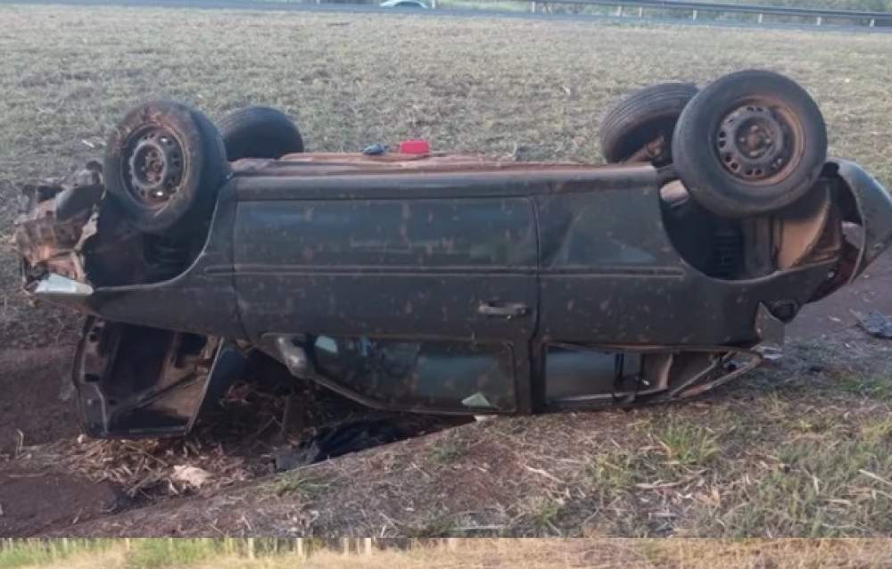 Jovem fica ferido em capotamento na Rondon