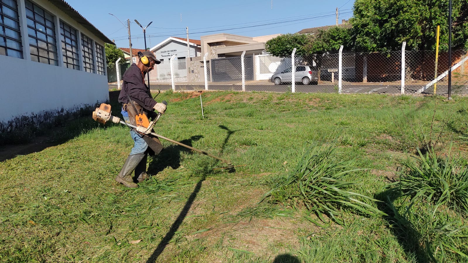 Almoxarifado realiza limpeza na área de Escolinha na Vila Mineira