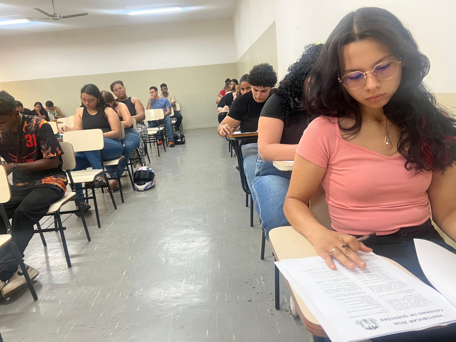 Na tarde deste sábado (11), aconteceu o primeiro Vestibular 2026 da Fundação Educacional de Andradina (FEA). A prova, realizada às 14h, contou com a presença de mais de 250 candidatos inscritos para os cursos de Direito, Agronomia, Educação Física, Serviço Social, Enfermagem e Medicina Veterinária.
A diretora da FEA, Carla Baleroni Guerra, destacou o sucesso do vestibular e reforçou a importância da oportunidade para os jovens que desejam ingressar no ensino superior.
“Estamos muito satisfeitos com a grande participação dos alunos. A Fundação tem sido a porta de entrada para centenas de profissionais formados e reconhecidos no mercado de trabalho. Nosso compromisso é oferecer ensino de qualidade e formação completa para os futuros acadêmicos”, afirmou Carla.
Carla também anunciou o lançamento do Vestibular Agendado, que estará disponível a partir da próxima quinta-feira, dia 16 de outubro.
“Essa modalidade foi pensada para facilitar a vida dos estudantes. A partir de segunda, os alunos poderão agendar o dia e o horário mais tranquilos para realizar a prova. E o melhor: quem for aprovado e fizer a matrícula vai pagar apenas R$ 99,00”, explicou a diretora.
O coordenador do curso de Educação Física, Profº Esp. Antônio Roberto Fumagalli, destacou a importância dessa nova modalidade.
“O Vestibular Agendado é uma excelente alternativa, pois oferece flexibilidade de horário e reduz a pressão sobre o aluno no momento da avaliação. Assim, ele pode se concentrar melhor e mostrar todo o seu potencial”, ressaltou Fumagalli.
A Fundação Educacional de Andradina se consolida como uma das instituições mais completas e respeitadas do interior paulista. Todos os cursos são reconhecidos pelo MEC, e contam com professores e coordenadores mestres e doutores, garantindo excelência acadêmica e formação sólida.
A FEA possui hoje a maior e melhor estrutura de ensino superior da região de Andradina, com um campus moderno e totalmente equipado. A instituição conta com Hospital Veterinário próprio, laboratórios modernos, piscina olímpica, campo de futebol, dois ginásios com quadras cobertas, anfiteatro com capacidade para mais de 1.000 alunos, além da biblioteca mais completa da região. O campus ainda oferece elevador para cadeirantes, promovendo total acessibilidade — tudo isso em uma área privilegiada de Andradina com quase 20.000 metros quadrados, além de mais 2 alqueires de terra destinados à estrutura do Hospital Veterinário.
Com tradição no ensino e compromisso com a qualidade, a FEA segue formando profissionais prontos para transformar o futuro.
