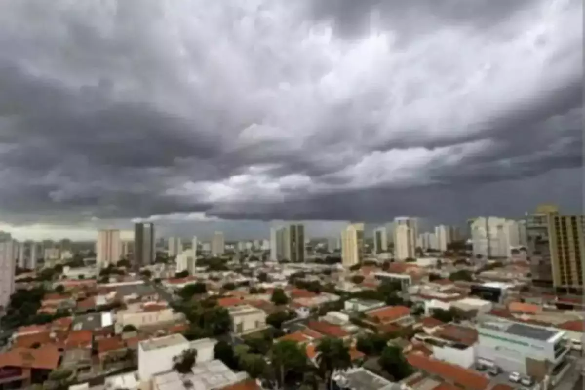 Frente fria traz risco de temporais, ventos e granizo no interior